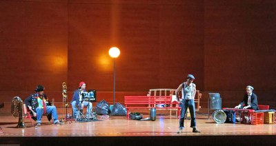 L’Auditori Municipal Enric Granados de Lleida s’ha omplert de rumba amb els sons de la companyia TicoTacoTeca.