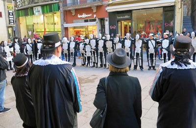 Ambient de festa i carnaval a l'eix comercial amb la Germandat Pau Pi.