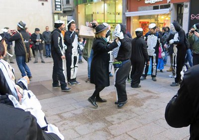 La Germandat Pau Pi ha arribat a la plaça de la Paeria amb música i ganes de passar-s'ho bé.