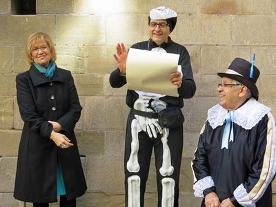 Montse Parra ha rebut els membres de la Germandat Pau Pi a la plaça de la Paeria on li han lliurat un manifest en clau d’humor i enmig de balls i xar….