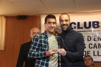 Txema Alonso ha lliurat el premi a l'esportista més guardonat, Iván Espílez.