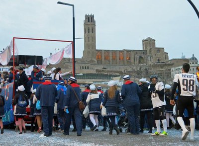 La Rua de Carnaval ha desfilat pels carrers de Lleida amb milers de participants i espectadors.