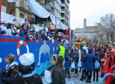 Mig centenar de carrosses, una desena de comparses i milers de participants en la Rua de Carnaval, un dels actes més multitudinaris de la ciutat.