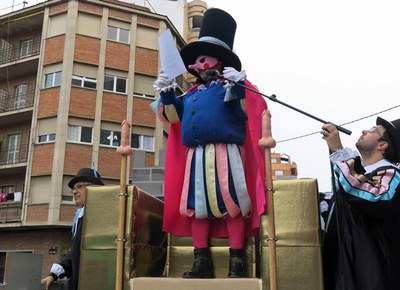 Sa Majestat Pau Pi ha llegit el pregó i ha donat el tret de sortida a la desfilada de carrosses.