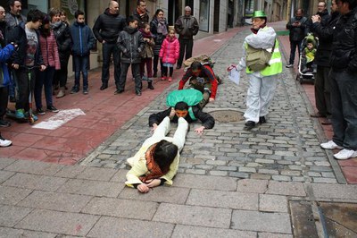 Una de les proves de la Cursa de Llits de Lleida ha estat fer un pilar a terra.