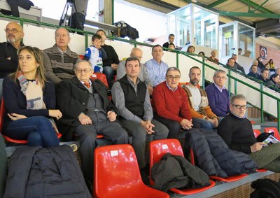 Àngel Ros, amb el president del club, E. Duch, i diversos regidors, animant l'ICG Software Lleida al pavelló municipal Onze de Setembre.