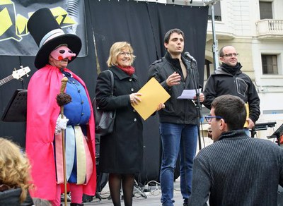 Montse Parra i Josep Pujol, amb el cap de colla dels Catellers i Sa Majestat Pau Pi, han donat a conèixer els guanyadors de la Cursa de Llits.