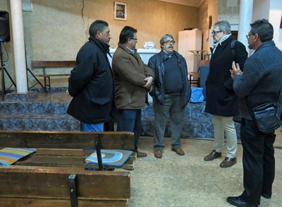 La comunitat de l'església evangélica de Filadèlfia ha explicat a Félix Larrosa les obres de renovació que volen fer a l’interior de l’església.