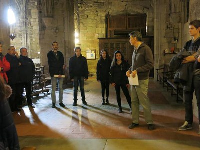 Una vintena de persones participen en la visita a l'orgue de Sant Llorenç.