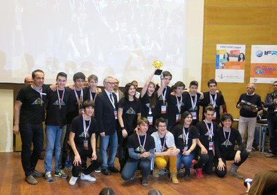 El regidor Castilloh a lliurat el premi al 2n equip guanyador, Pitalegòrics, de l’INS Els Planells.