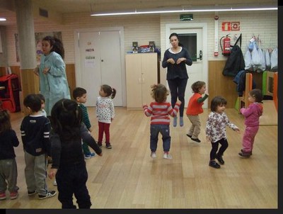S’ha convidat a les famílies a col·laborar-hi aportant els seus propis coneixements i organitzant sessions de dansa, tallers per familiaritzar-se i a….