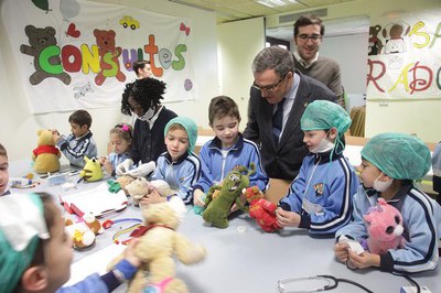 Prop de 400 nens i nenes de Lleida perden la por als hospitals gràcies a l’Hospital d’Ossets de Peluix.