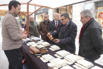 L’alcalde de Lleida, Àngel Ros, acompanyat del tinent d'alcalde i regidor Mercats, Comerç i Consum, Rafael Peris, i del president de l'Associació de ….