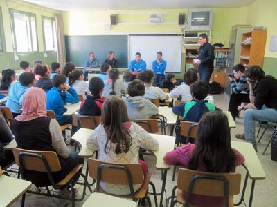 Una representació del Lleida Esportiu ha fet una xerrada als alumnes de l'escola Balàfia, trametent valors com el respecte, l’esforç personal i la sa….
