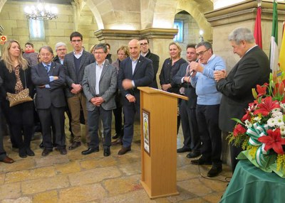 L'alcalde Ros, en l'ofrena floral a Blas Infante, al Pati de la Paeria.