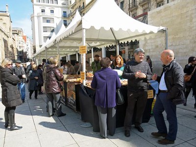 El Mercat de l'Hort a Taula s'instal·la a la plaça de Sant Joan cada primer diumenge de mes.