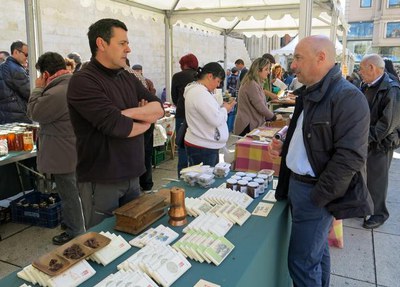 El tinent d'alcalde Peris ha saludat els paradistes del Mercat de l'Hort a Taula d'aquest diumenge.