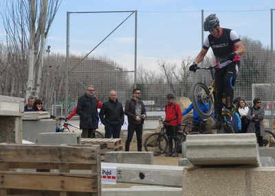 75 pilots d’arreu, entre els quals 6 pilots d’elit mundial, s’ha exhibit mostrant les seves habilitats i talent sobre la bici, en les úniques instal·….