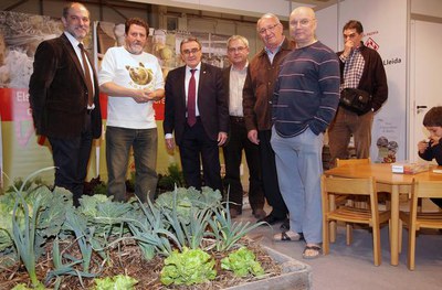 Àngel Ros ha visitat els estands de Fira Natura amb els paers J.Gómez i J. Barberà; el president i el coordinador d'Ipcena, A. Rodríguez i J.Vàzquez,….
