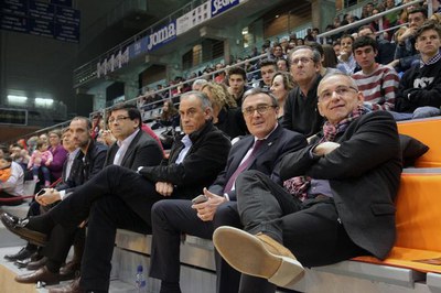 L'alcalde Ros amb el president del club, F.González, animant l'Actel Força Lleida al Barris Nord.
