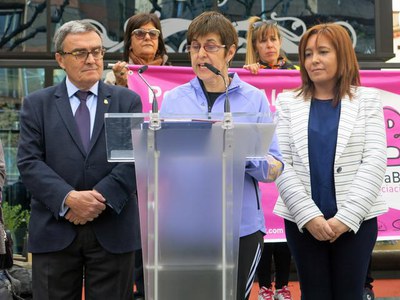 Àngel Ros amb Jos Farreny i Maite Montañés, que enguany s'han encarregat de llegir el manifest i conduir l'acte, respectivament.