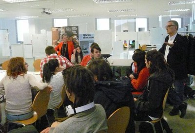 El regidor Jesús Castillo ha visitat el taller ‘FesCoop’, que pretén donar a conèixer un model d’empresa cooperatiu.