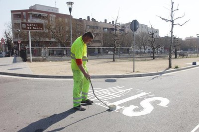 En el marc del Fem Dissabte es repinta la senyalització horizontal de diferents carrers..