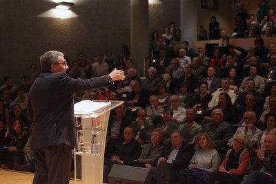 L'Auditori Municipal Enric Granados s'ha omplert de gom a gom per escoltar la conferència de l'alcalde de Lleida, Àngel Ros.