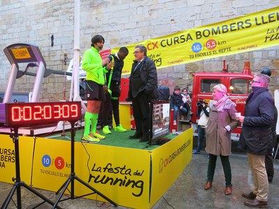 Àngel Ros, Montse Mínguez, Fèlix Larrosa i Joan Gómez, en l'activitat que la CX Cursa Bombers Lleida ha organitzat aquesta tarda per promocionar l'es….