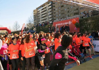 El paer en cap ha donat la surtida a la Cursa de la Dona, que ha aplegat un miler de corredores.