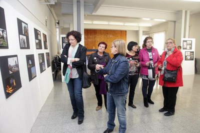 La regidora Maria Rosa Ball, en la inauguració de l’exposició de fotografies de la Seu Vella al Centre Cívic, de la Setmana Cultural del Grup de Done….