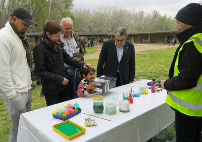Durant el matí s’han fet una vintena de tallers familiars, experiments, reptes, activitats artístiques, jocs i contes a la Mitjana.