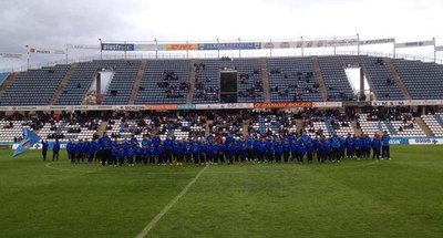 Els 11 equips de l’Escola de Futbol del club han estat presentats a la gespa del Camp d’Esports al descans del partit Lleida Esportiu - Badalona.