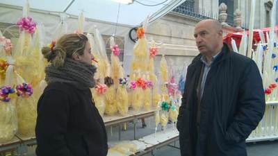 El tradicional mercadet, que ofereix una àmplia varietat artesana de palmes i palmons, tindrà lloc fins diumenge.