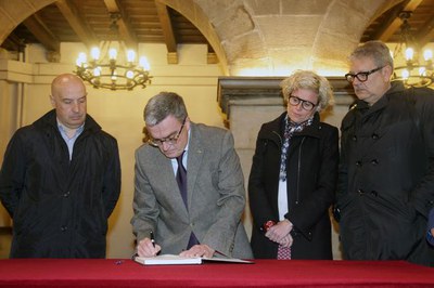 L'alcalde de Lleida, Àngel Ros, firmant el llibre de condol que s'ha instal·lat a la Paeria.