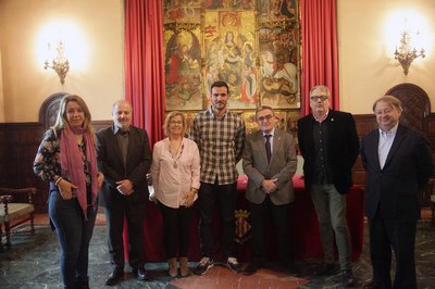 La signatura del conveni de patrocini amb el medallista lleidatà Saül Craviotto ha tingut lloc al Palau de la Paeria..