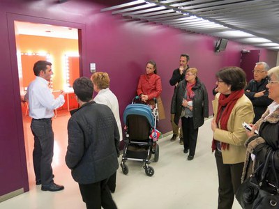 Visites teatralitzades a la Llotja, gratuïtes, per atansar al públic espais desconeguts de l’equipament, com la caixa escènica o els camerinos.