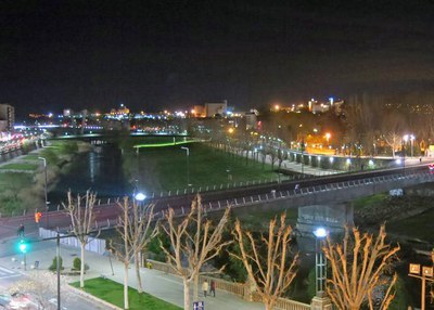 Els edificis emblemàtics de la ciutat, com els ponts Vell i de Príncep de Viana, s'han quedat a les fosques entre les 20.30 i les 21.30 h per l'Hora ….