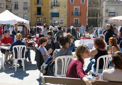 Una quarantena de paradistes participen en el Flea Market d’avui a la plaça del Dipòsit.