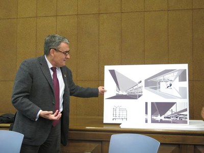 L'alcalde, Àngel Ros, mostrant alguns detalls del projecte del Museu Morera, en concret la darrera planta, que també esdevindrà un mirador..