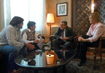 À. Ros i M.Parra amb D. Ciutat i X. Balmanya, en la reunió que han tingut a Paeria.