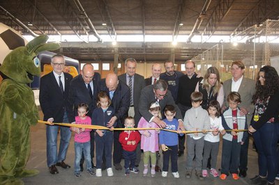 L'alcalde Ros i els nens que avui han assistit al recinte firal han inaugurat Cucalòcum de Primavera.