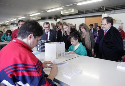 L'alcalde Ros, amb la consellera Munté i el director de la Torxa, en la visita a les instal·lacions del centre.