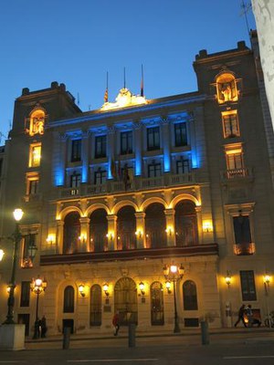 La façana de la Paeria, de color blau.