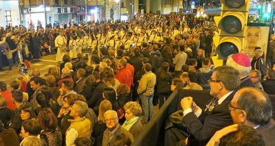 Els lleidatans han sortit al carrer per veure la processó del Sant Enterrament.
