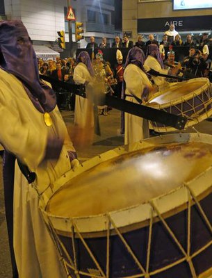 Un miler de persones, amb 130 armats i una quinzena de passos, han desfilat en la processó del Divendres Sant a Lleida.