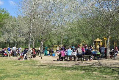 El parc de La Mitjana també és un dels espais que els lleidatans escullen per anar-hi a menjar la mona.