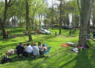 Els Basses s'omple el Dilluns de Pasqua de lleidatans que hi van a menjar la Mona.
