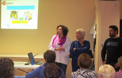La regidora Maria Rosa Ball, donant la benvinguda a les persones participants en la nova sessió del taller itinerant ‘Espai Salut’ de l'‘Activa’t al ….