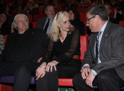 L'alcalde de Lleida amb Vicky Peña i Mario Gas, en l'acte d'obertura de la Mostra a la Llotja.